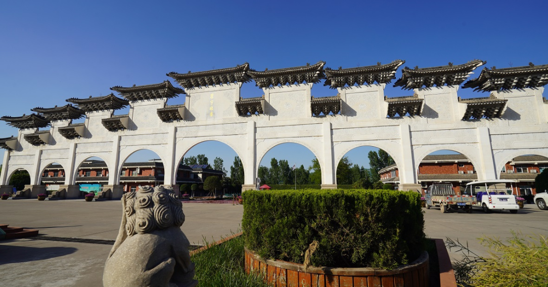 西安霸陵墓园新区景观九孔山门全景