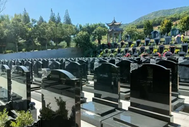 西安汉陵墓园位于西安市灞桥区灞凌路